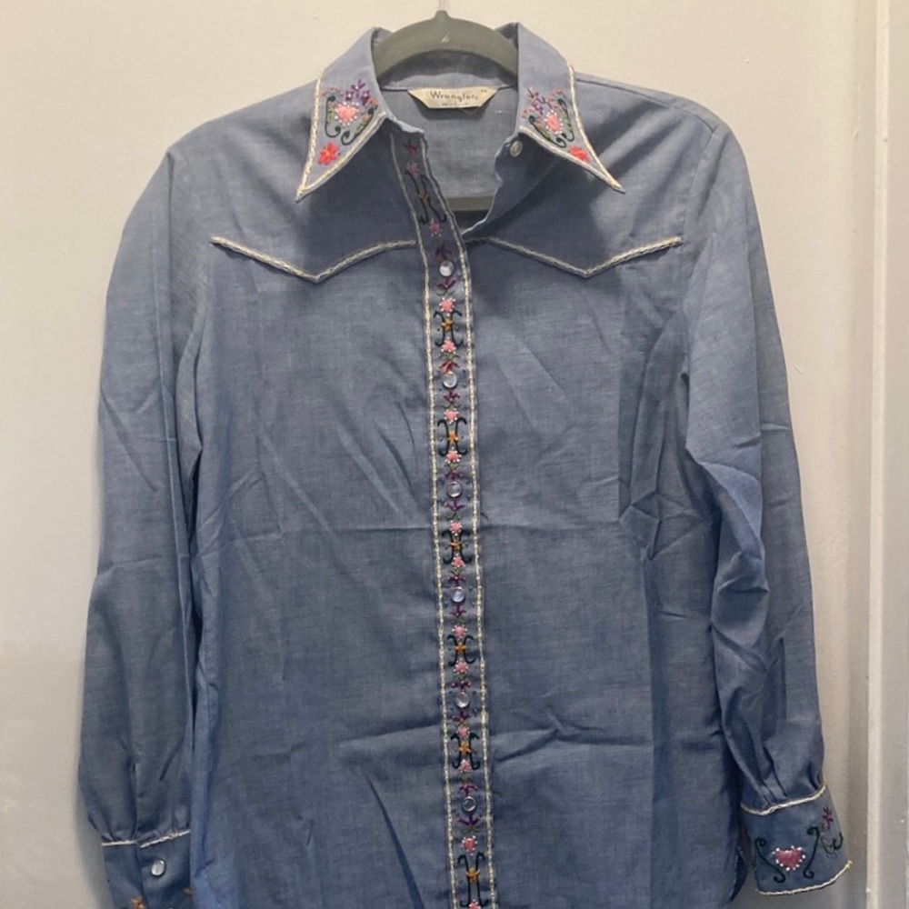 Vintage Dainty Embroidered Heart and Flower Wrangler Button Up